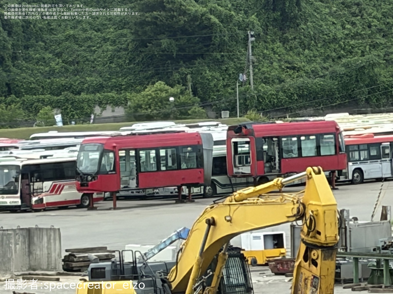【万葉線】アイトラム1002号車が日本総合リサイクルへ搬入の拡大写真