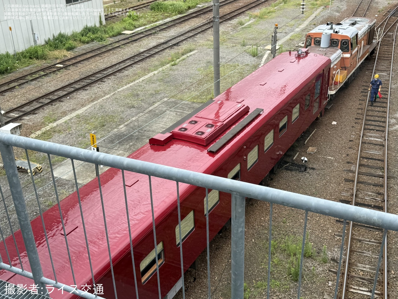 【JR北】「赤い星」改造中のキハ143形2両が連結し入換の拡大写真
