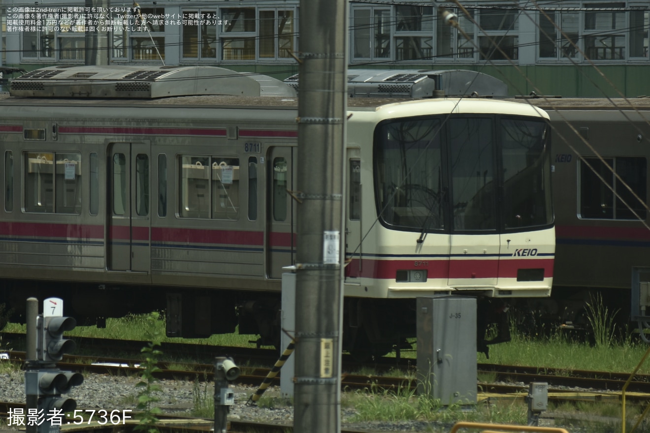 【京王】運用離脱している8000系8711Fの10号車において、前照灯・側面行先表示器が一部撤去の拡大写真