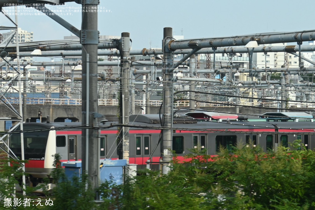 【JR東】E233系ケヨF53編成の冷房装置が一部取り外された状態にの拡大写真