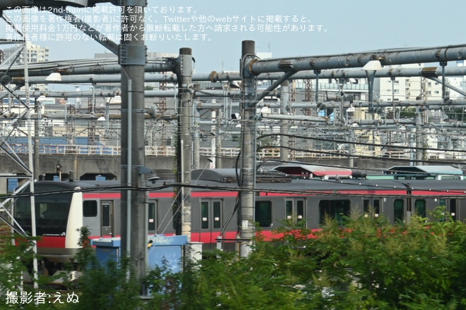 【JR東】E233系ケヨF53編成の冷房装置が一部取り外された状態にを不明で撮影した写真
