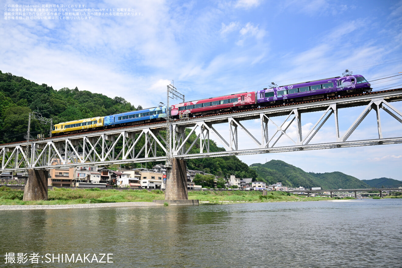 【近鉄】ラッピング列車「飛鳥・藤原 四神ライナー」運行開始の拡大写真