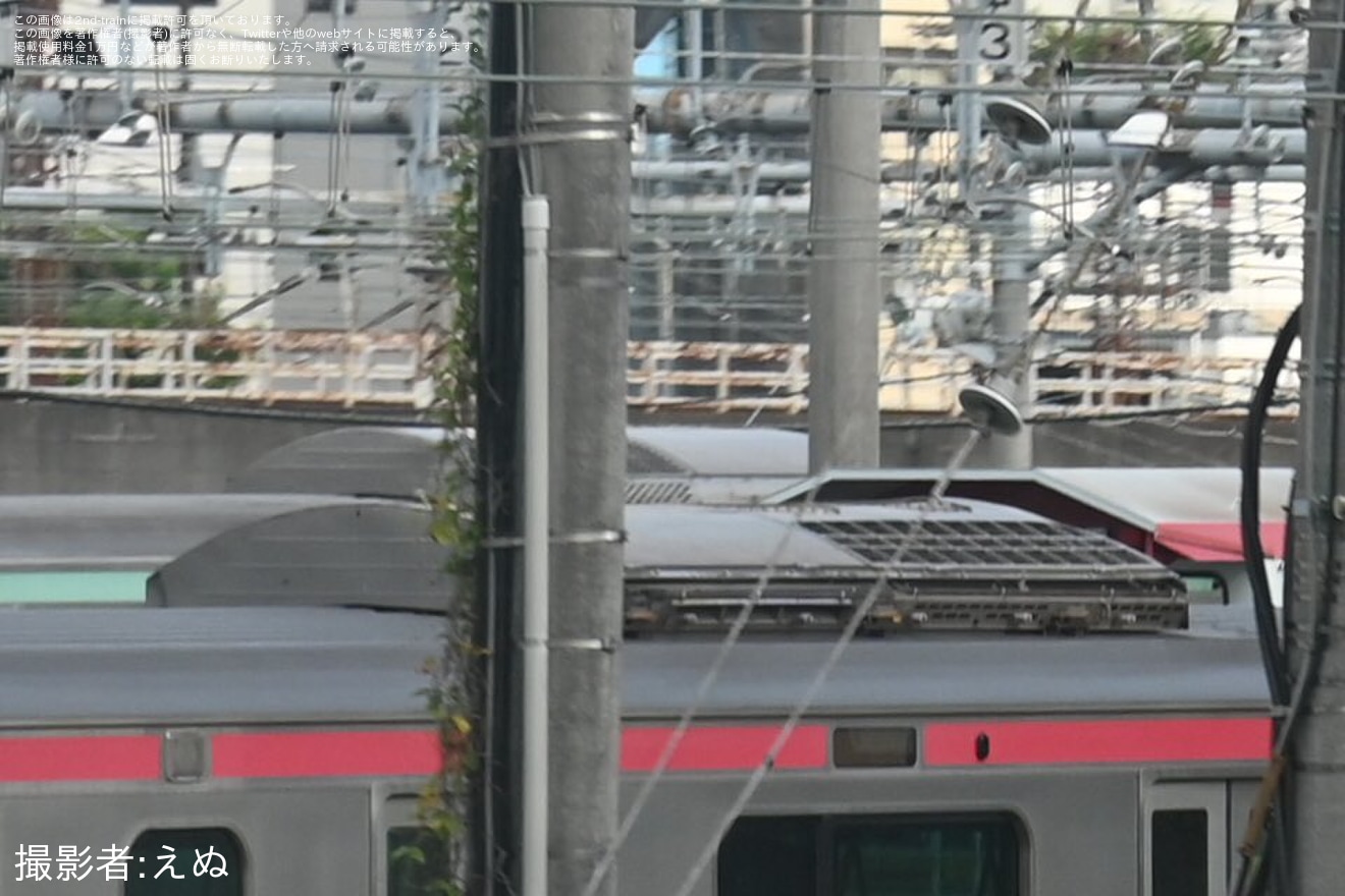 【JR東】E233系ケヨF53編成の冷房装置が一部取り外された状態にの拡大写真