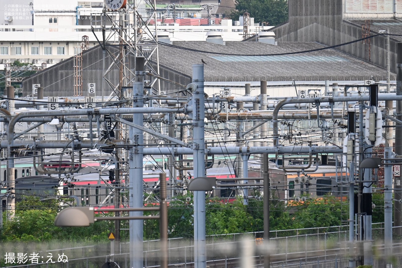 【JR東】E233系ケヨF53編成の冷房装置が一部取り外された状態にの拡大写真