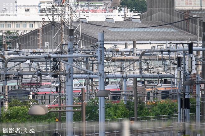 【JR東】E233系ケヨF53編成の冷房装置が一部取り外された状態にを不明で撮影した写真