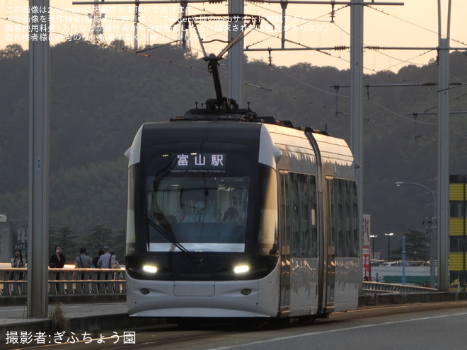 【地鉄】北日本新聞納涼花火大会開催に伴う臨時列車運転を安野屋～トヨタモビリティ富山Gスクエア五福前間で撮影した写真