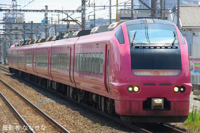【JR東】E653系U107編成「ハマナス色」を使用した長岡まつり大花火大会団体臨時列車が運転を北上尾駅で撮影した写真
