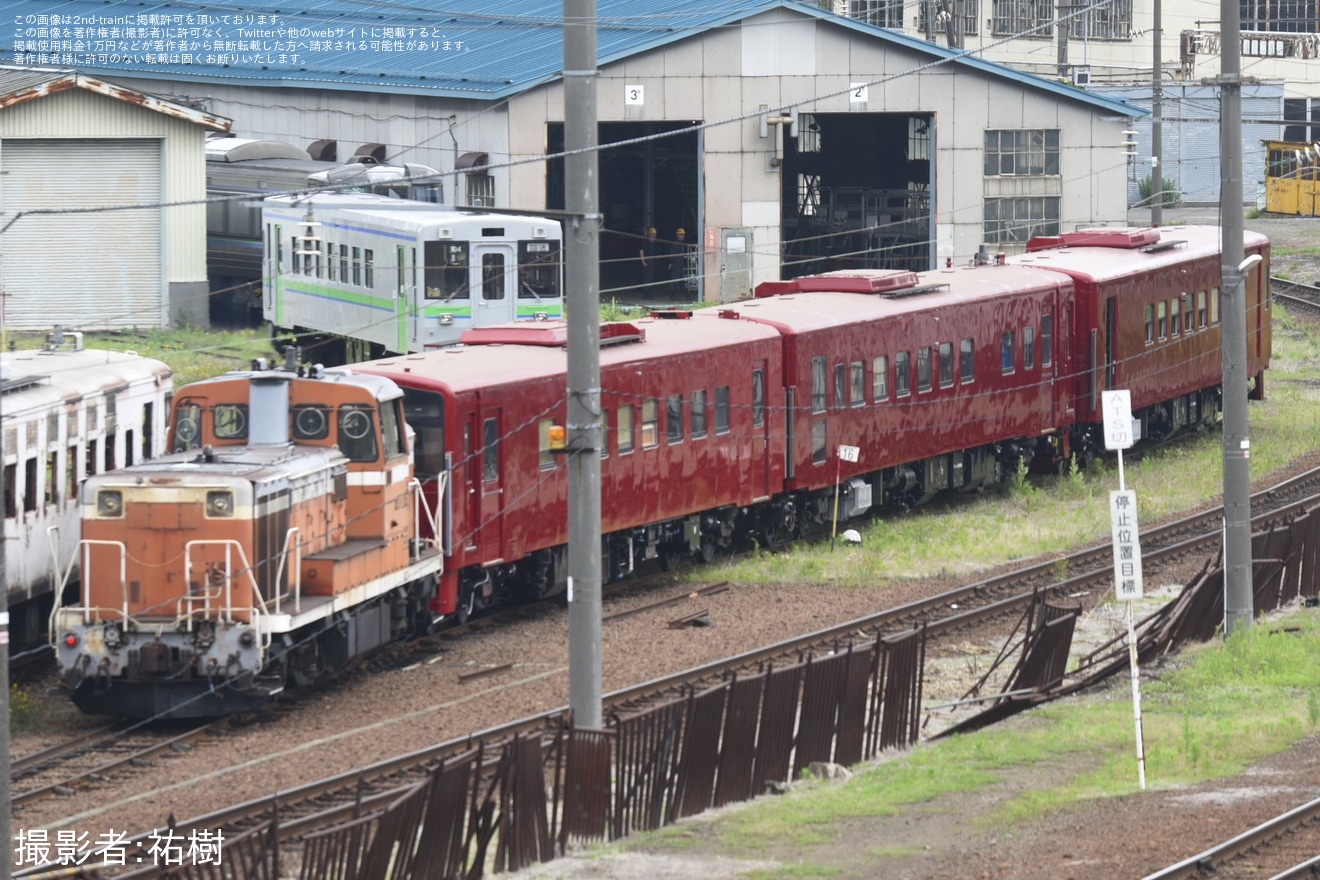 【JR北】観光列車「赤い星」改造車3両が連結の拡大写真