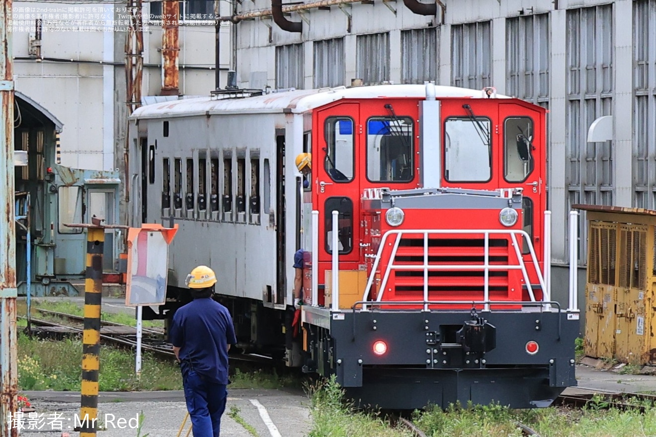 【JR北】改造中のキハ143-103が苗穂工場で入換の拡大写真