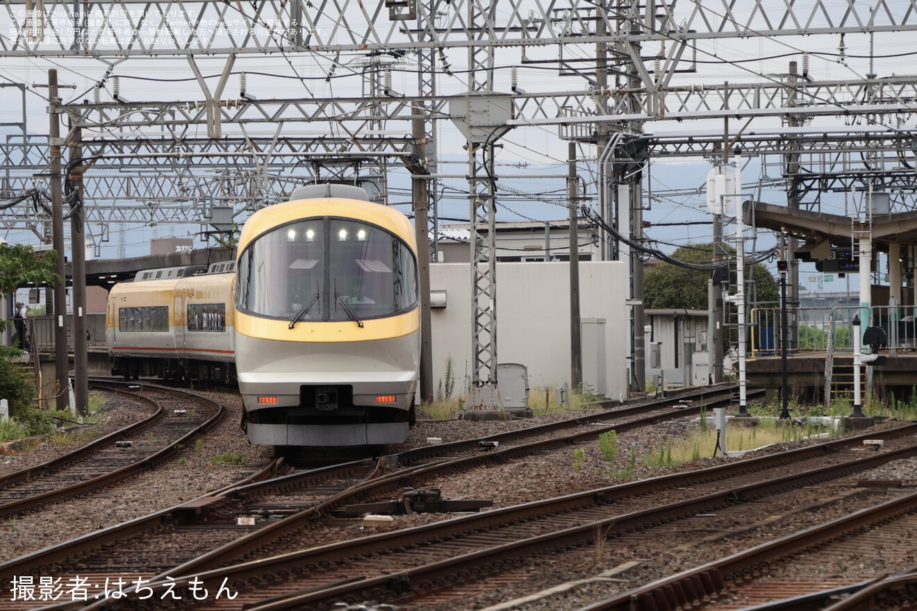 【近鉄】大阪難波行特急 定期運行開始100回目記念で伊勢志摩ライナーが天理線への拡大写真