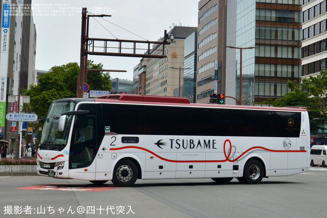 【JR九】つばめ塗装の「B＆Sみやざき」専用4367号車がフェニックス号を代走の拡大写真