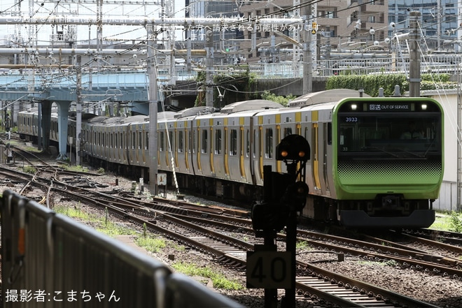 【JR東】E235系トウ33編成が中央・総武緩行線転用改造のため構内入換を大崎駅で撮影した写真