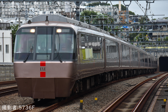 【小田急】特急ロマンスカー「臨時61号」が30000形「EXE」10両編成で運転を梅ヶ丘駅で撮影した写真