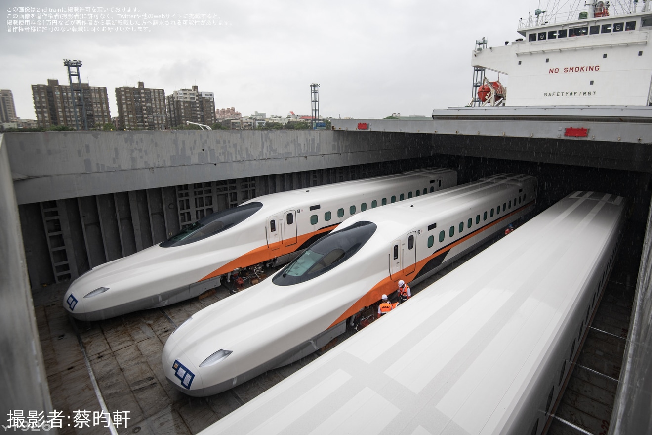 【台湾高鐵】N700ST TS01編成12号車が台湾・高雄港に到着の拡大写真