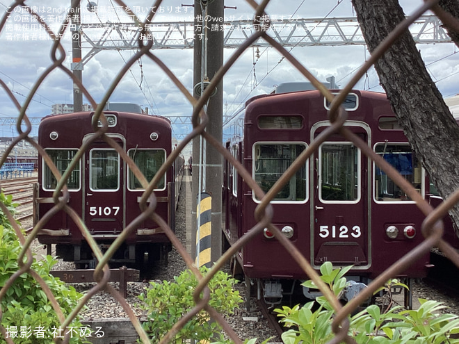 【阪急】5100系5106F 編成分割、一部部品撤去を正雀車庫(敷地外)で撮影した写真