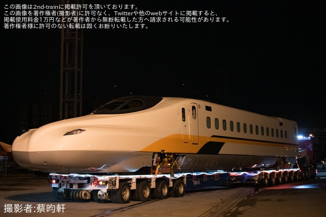【台湾高鐵】N700ST TS01編成12号車が燕巣総機廠へ陸送（2枚目）