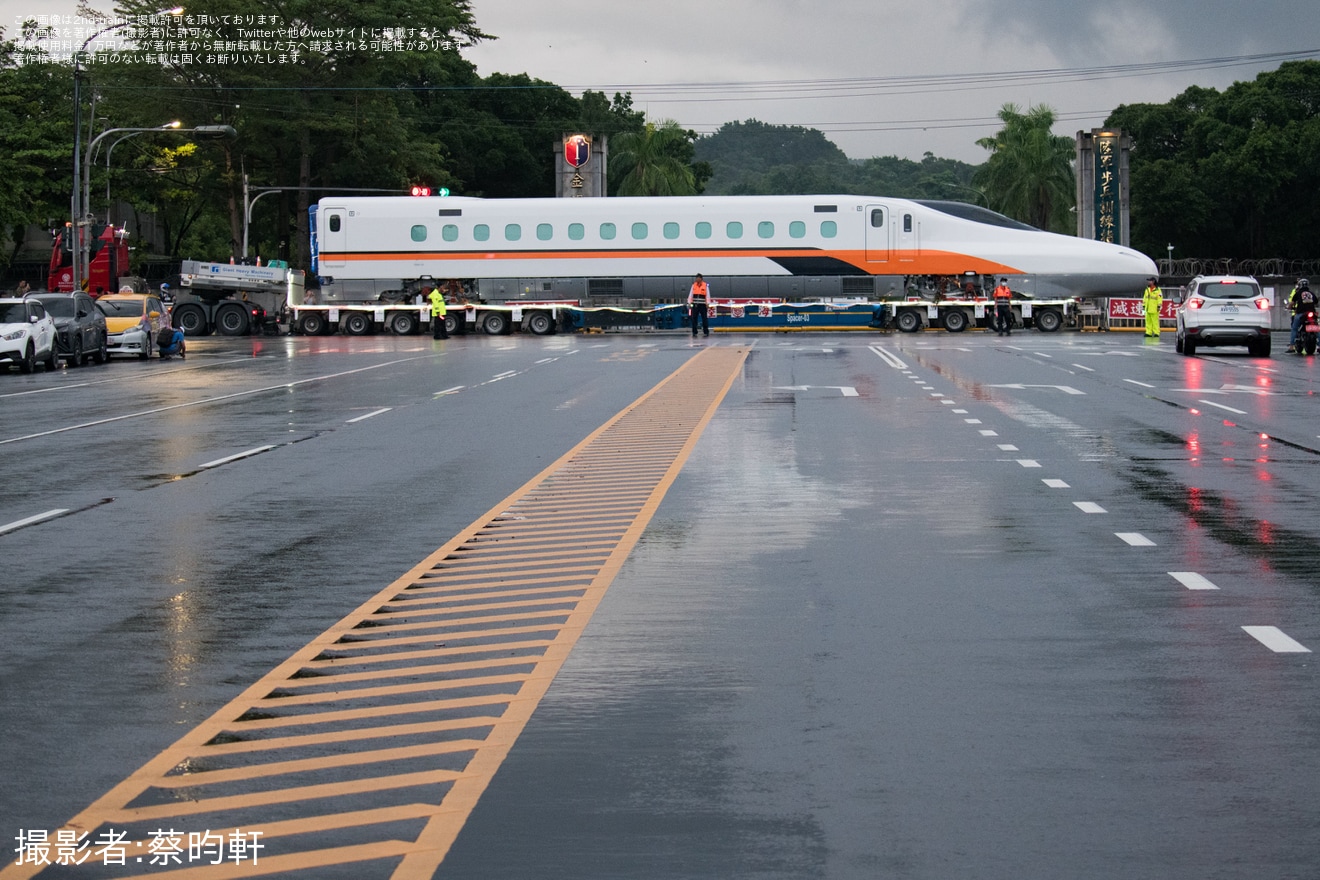 【台湾高鐵】N700ST TS01編成12号車が燕巣総機廠へ陸送の拡大写真