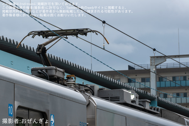 【小田急】5000形5063Fが検測装置を使用して試運転を不明で撮影した写真