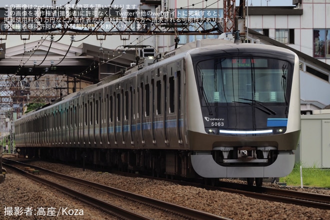 【小田急】5000形5063Fが検測装置を使用して試運転を不明で撮影した写真