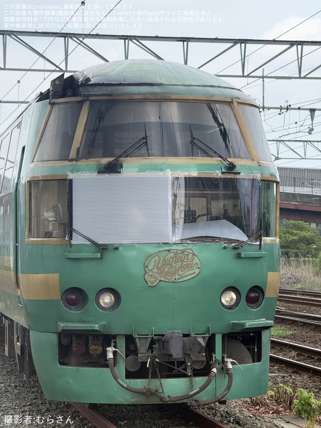 【JR九】キハ71系「ゆふいんの森Ⅰ世」が前面窓ガラスを外した状態で留置を直方車両センター付近で撮影した写真