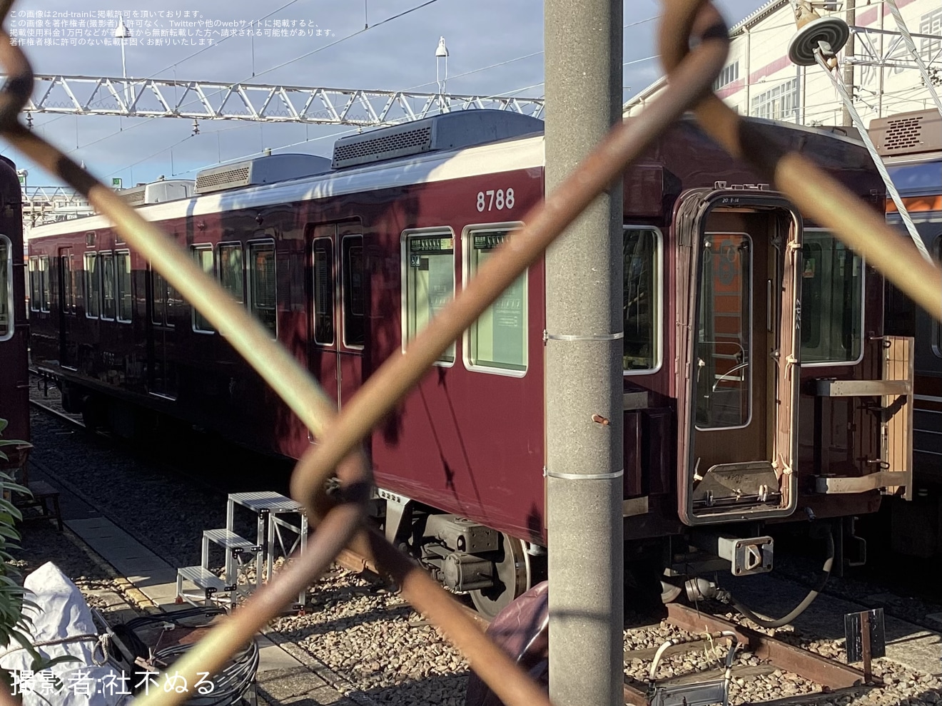 【阪急】正雀車庫に入場中の8008FでC#8788以外の車両が姿を消すの拡大写真