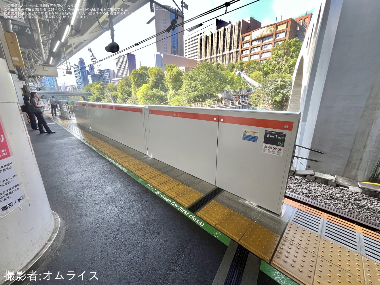 【JR東】御茶ノ水駅4番線にホームドアが設置の拡大写真