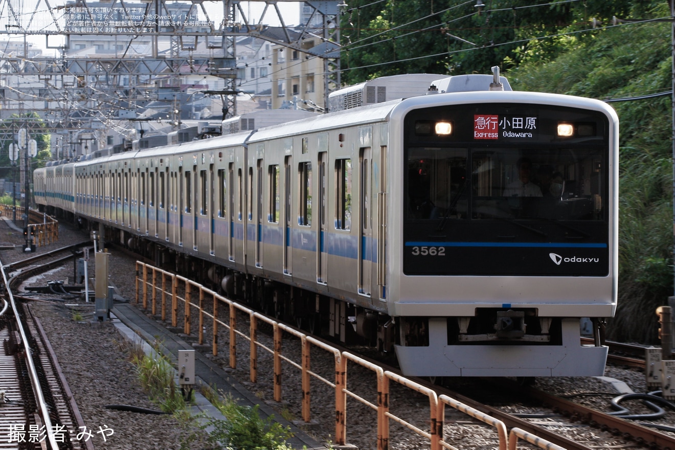 【小田急】8000形8058×4と3000形3262×6による10両編成が組成中の拡大写真