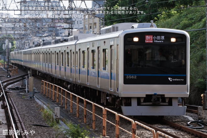 【小田急】8000形8058×4と3000形3262×6による10両編成が組成中を不明で撮影した写真