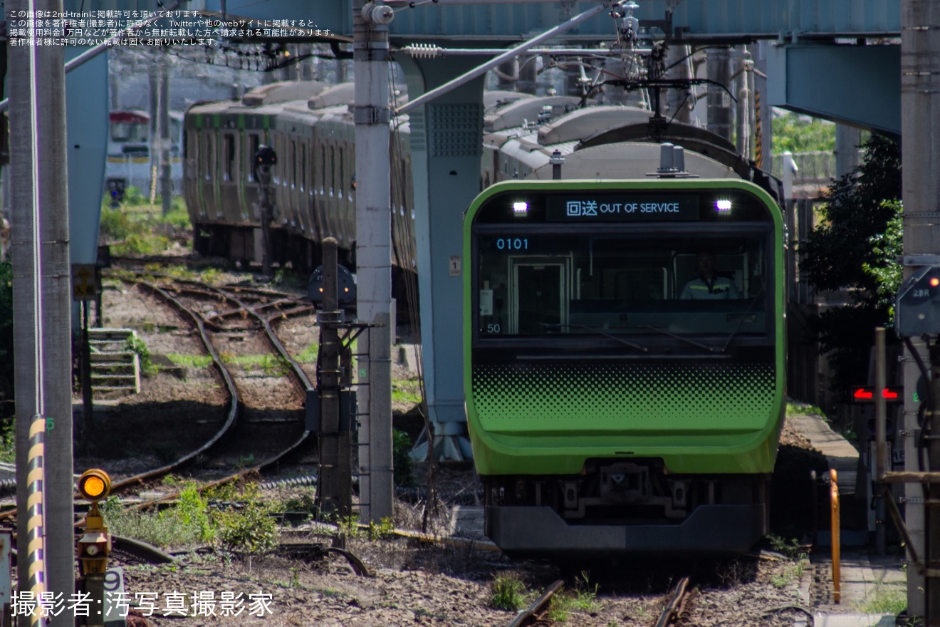 【JR東】E235系トウ50編成が東京総合車両ベース西エリアへ入場の拡大写真