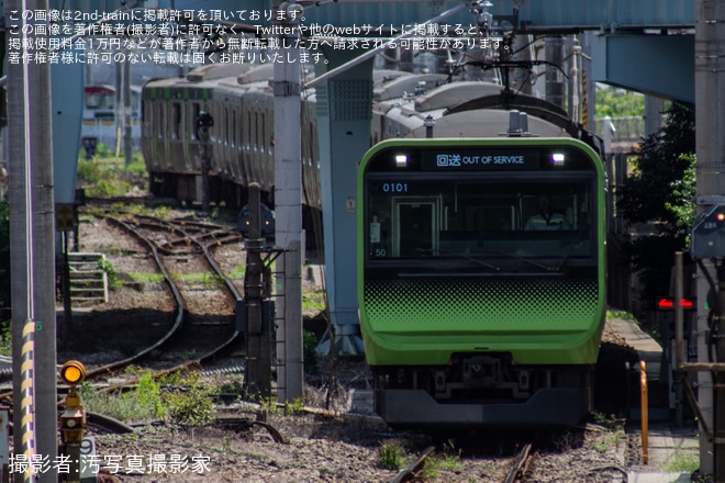 【JR東】E235系トウ50編成が東京総合車両ベース西エリアへ入場を不明で撮影した写真