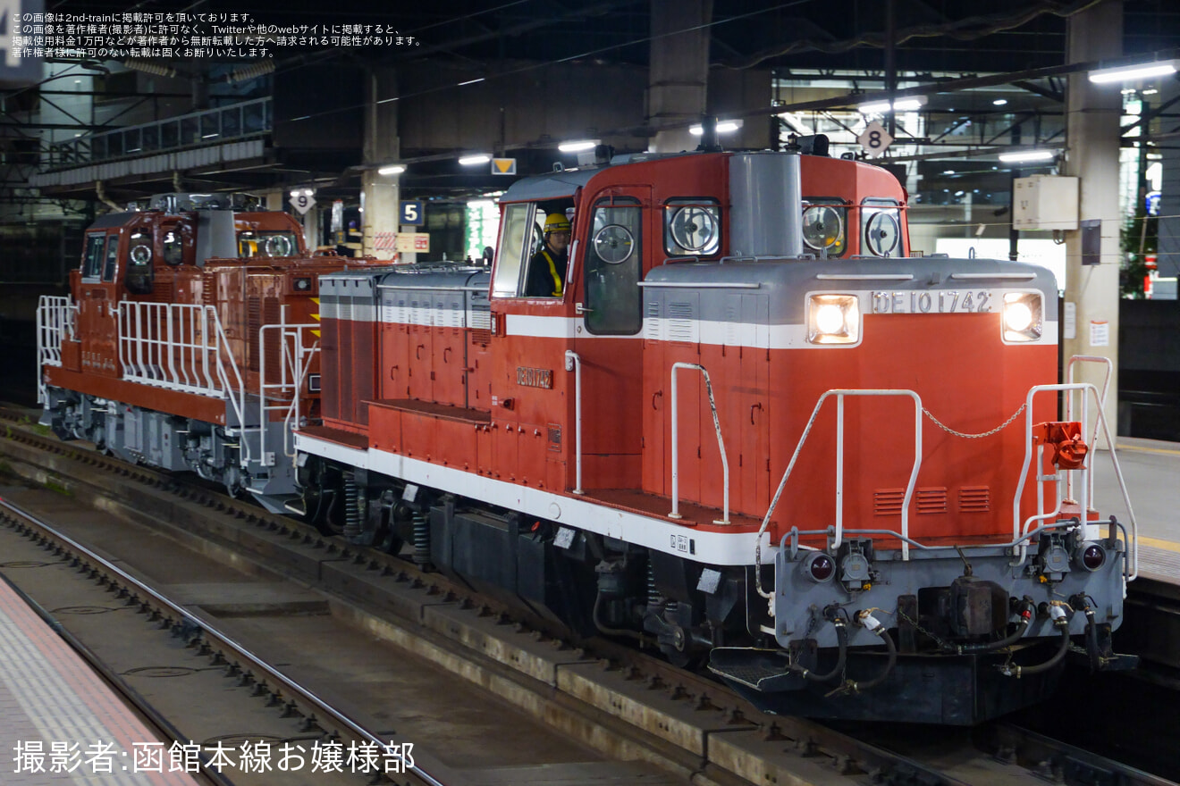 【JR北】DD200-501がDE10-1742牽引で苗穂へ回送の拡大写真