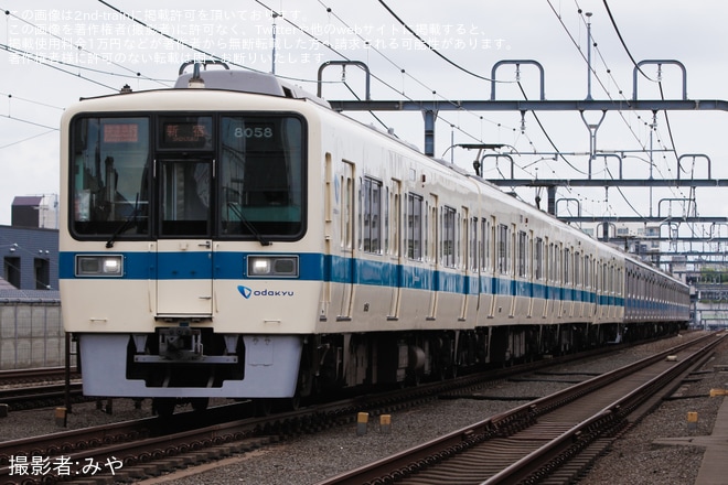 【小田急】8000形8058×4と3000形3262×6による10両編成が組成中を不明で撮影した写真