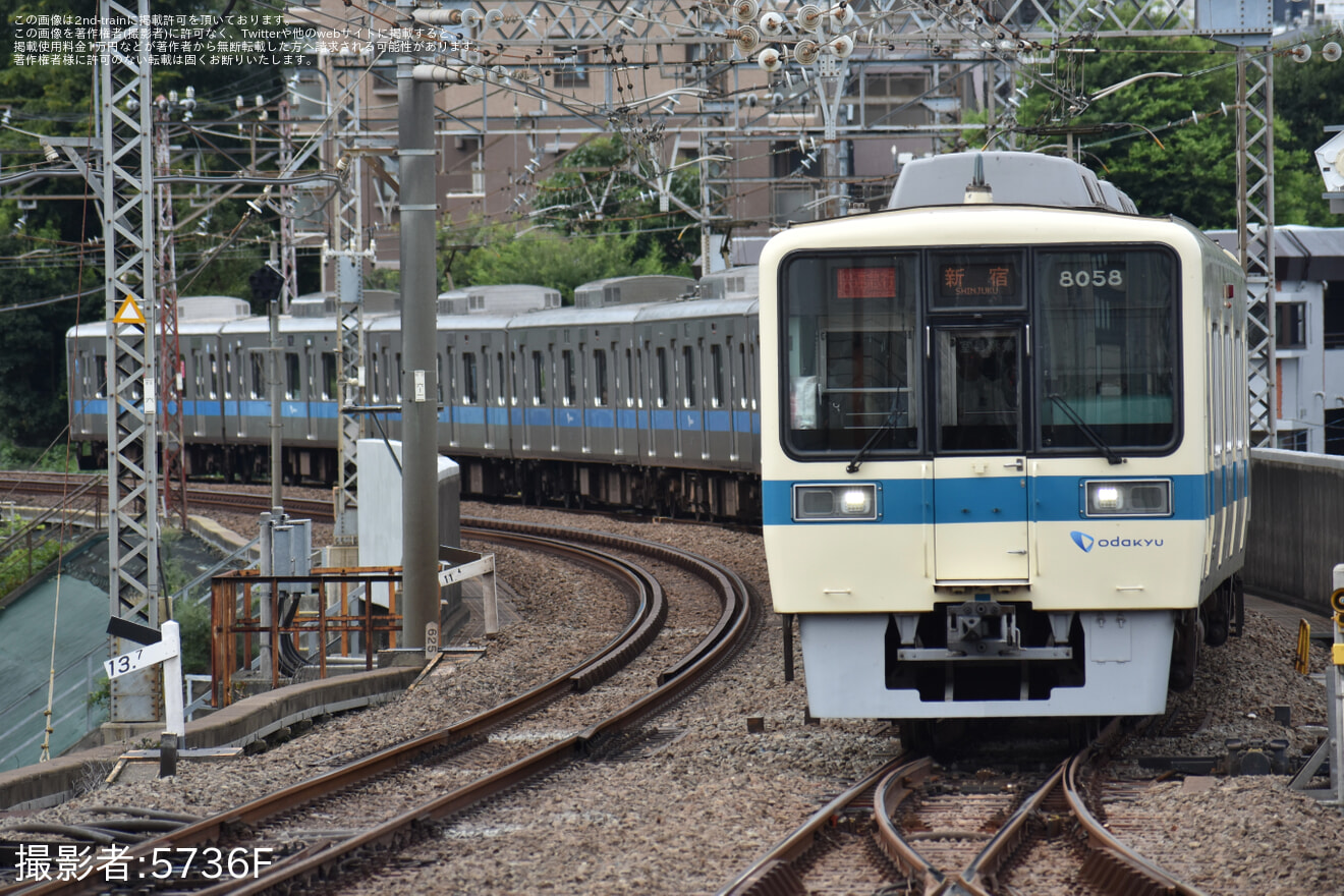 【小田急】8000形8058×4と3000形3262×6による10両編成が組成中の拡大写真
