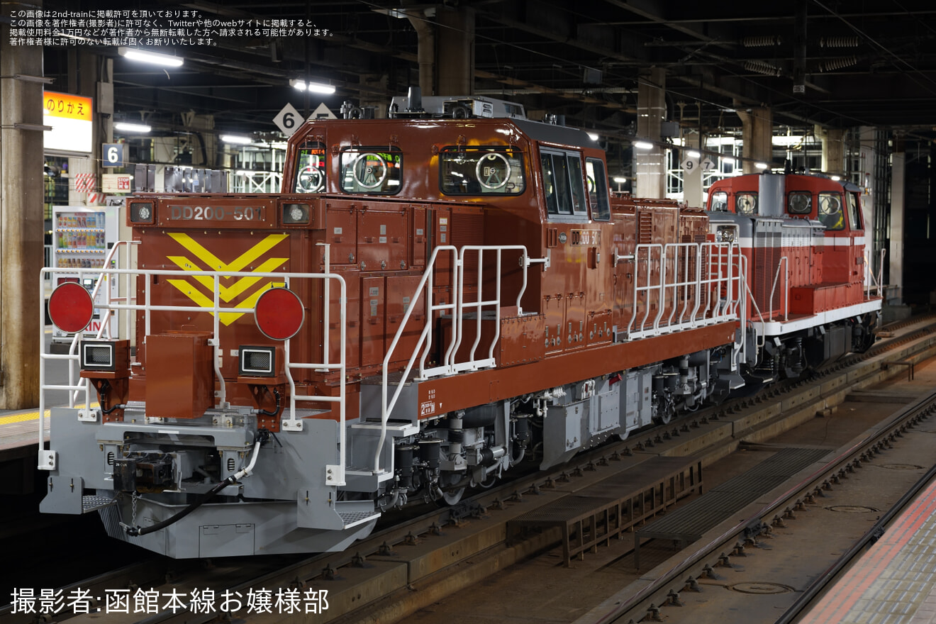 【JR北】DD200-501がDE10-1742牽引で苗穂へ回送の拡大写真
