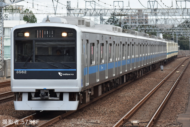 【小田急】8000形8058×4と3000形3262×6による10両編成が組成中を和泉多摩川駅で撮影した写真