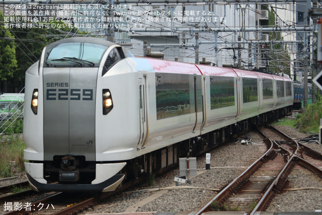 【JR東】E259系Ne007編成大宮総合車両ベース入場回送を新宿駅で撮影した写真