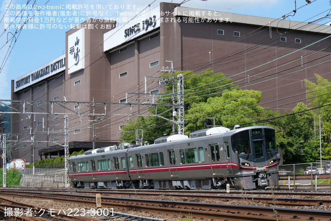 【JR西】521系100番台U08編成吹田総合車両所本所出場試運転を島本～山崎間で撮影した写真