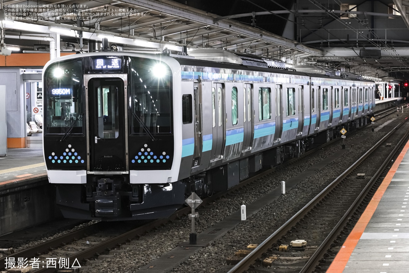 【JR東】E131系200番台ナノN5編成が単独で大月以東へ回送の拡大写真