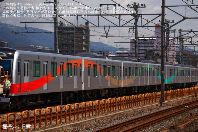 【西武】40000系48101F「トキイロ」が川崎車両を出場し甲種輸送を鷹取駅で撮影した写真