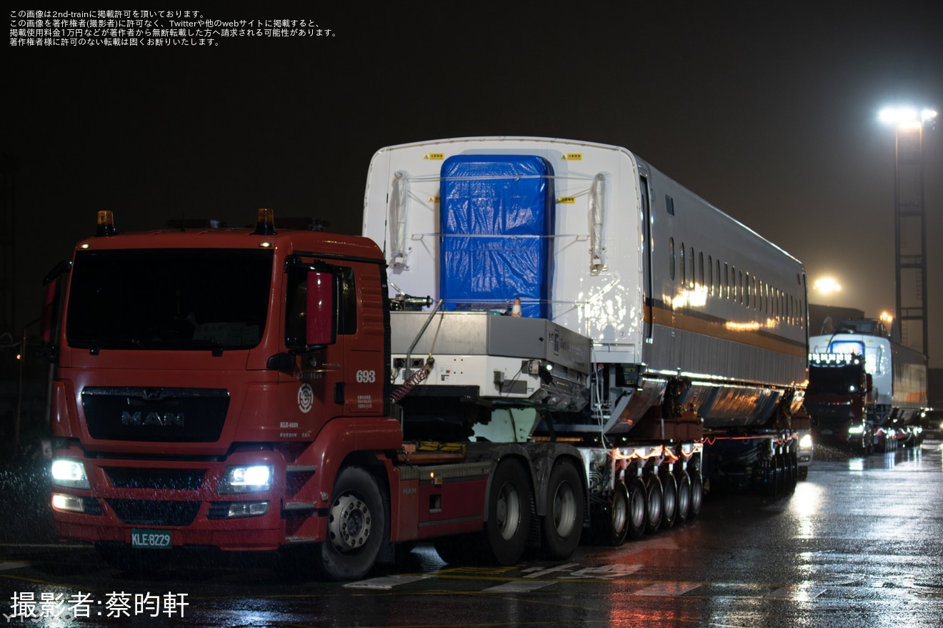 【台湾高鐵】N700ST TS01編成4～1号車が燕巣総機廠へ陸送の拡大写真