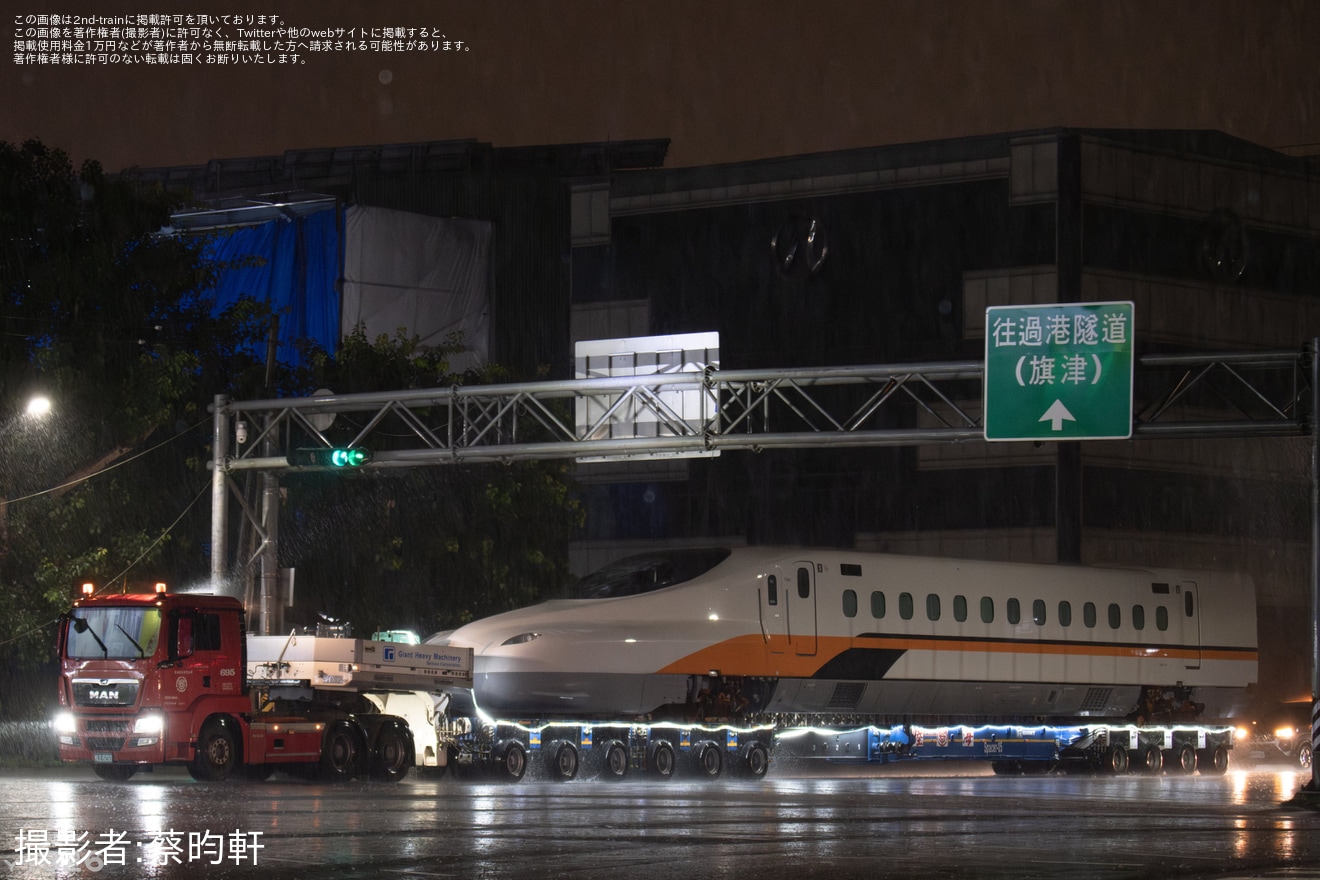 【台湾高鐵】N700ST TS01編成4～1号車が燕巣総機廠へ陸送の拡大写真