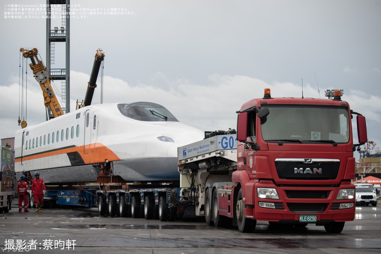 【台湾高鐵】N700ST TS01編成4～1号車が燕巣総機廠へ陸送の拡大写真