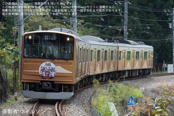 【富士山麓】6000系6701Fが「つばきファクトリー 灼熱号」仕様にを不明で撮影した写真