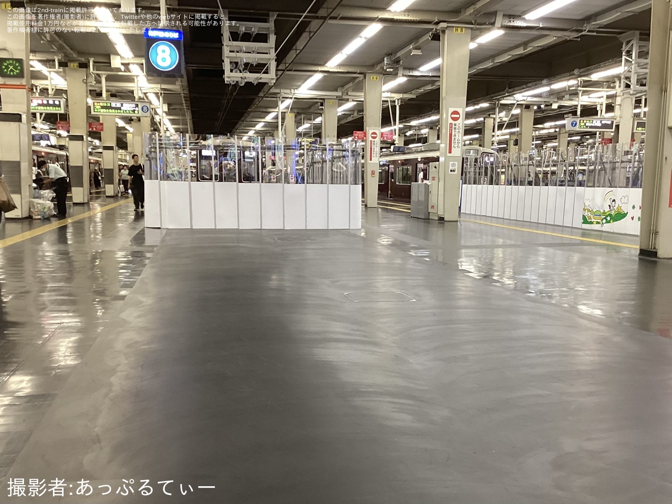 【阪急】大阪梅田駅8号線旧停止位置付近の封鎖が解除の拡大写真