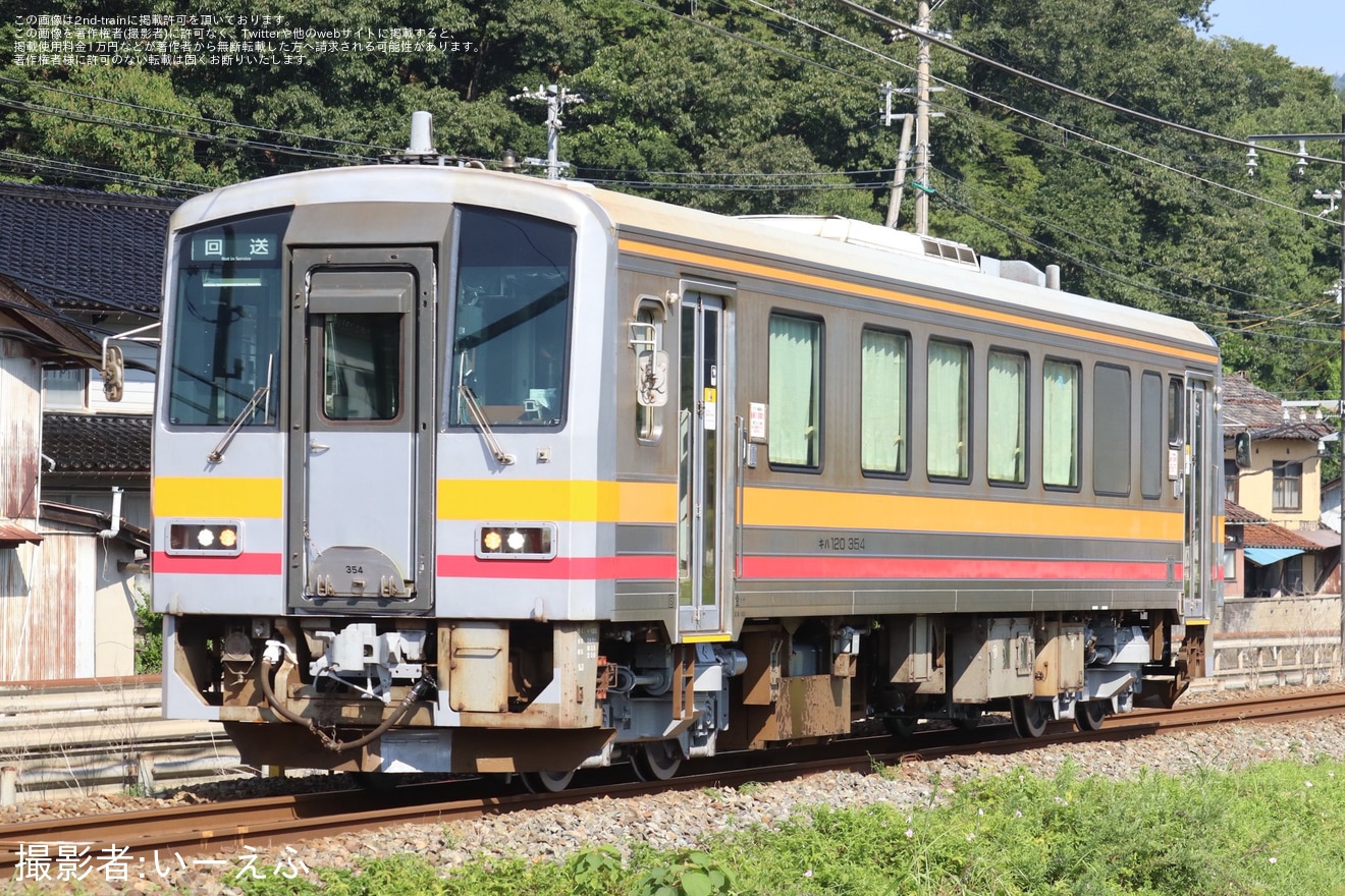 【JR西】キハ120-354が後藤総合車両所を出場し回送の拡大写真