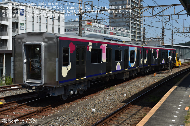 【京王】2000系2703Fの2103号車、2553号車が構内入換 - 若葉台駅にて撮影