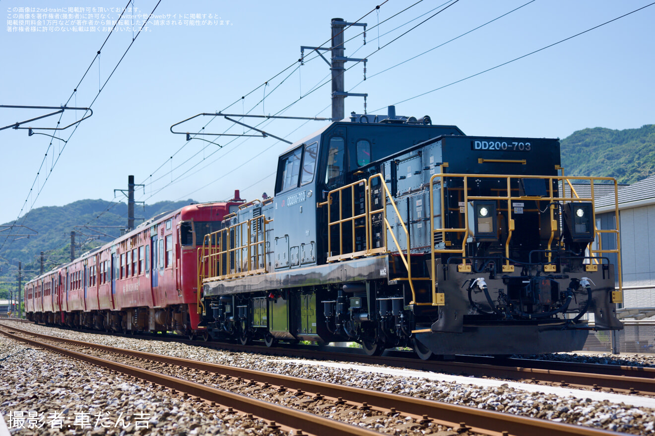 【JR九】DD200-703が713系4両（LK1編成及びLK3編成）を牽引し小倉総合車両センターへの拡大写真