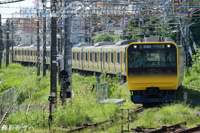 【JR東】E235系ミツB31編成が津田沼統括センター習志野構内へ一時入庫 - 津田沼統括センター習志野構内(敷地外から撮影)にて撮影