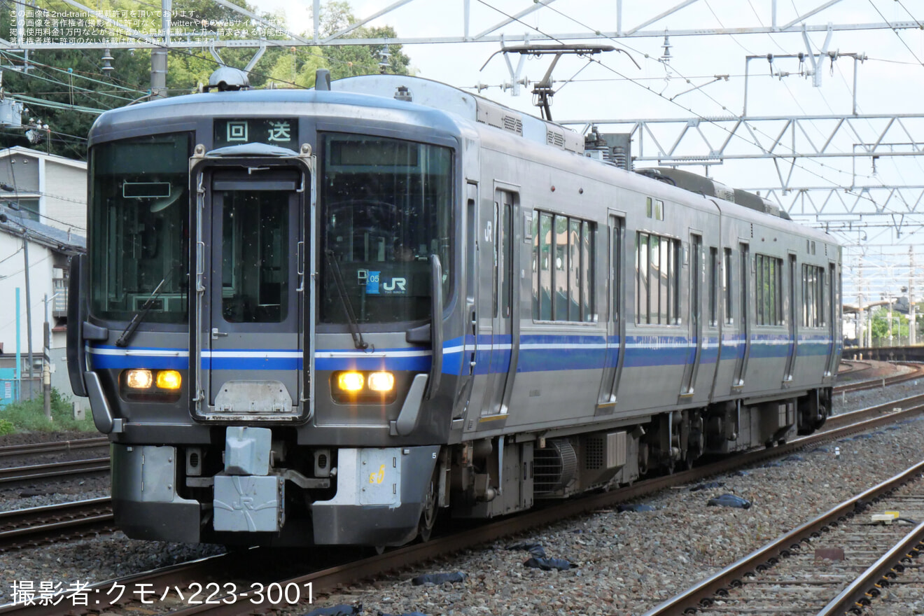 【JR西】521系E05編成が敦賀から吹田総合車両所本所へ回送の拡大写真