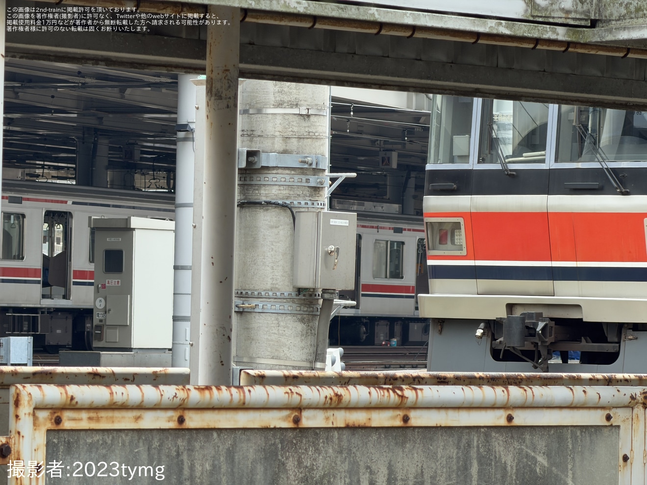 【東急】3000系3107Fのリニューアル作業が進み水色の新デザインにの拡大写真